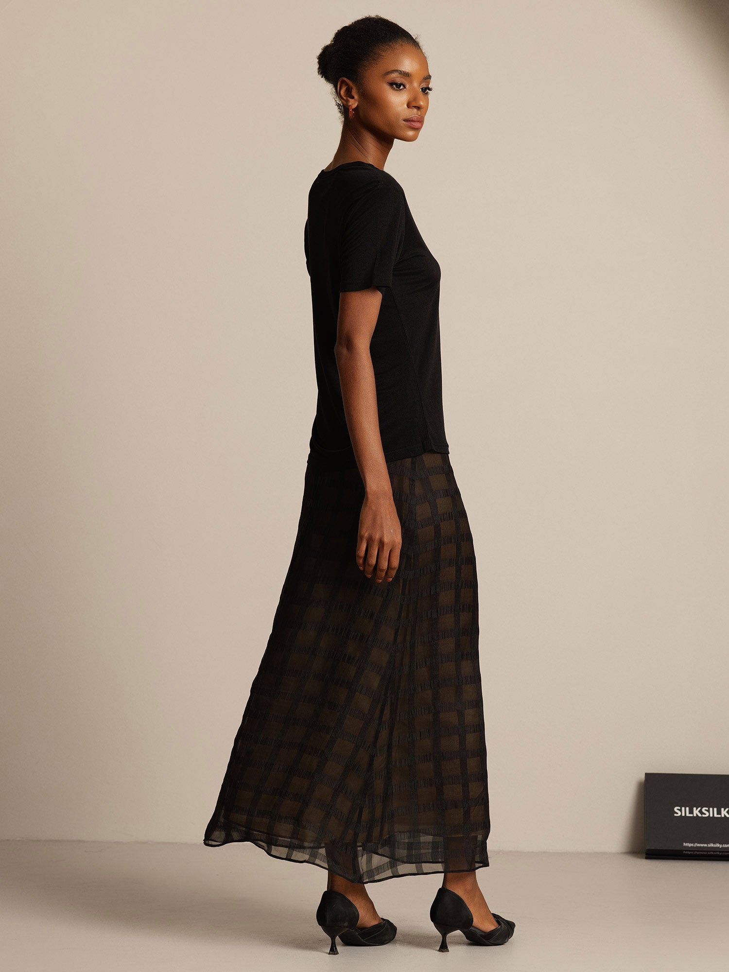 [Black] SilkSilky-UK Silk Knitted Round Neck Women's T-Shirt 004