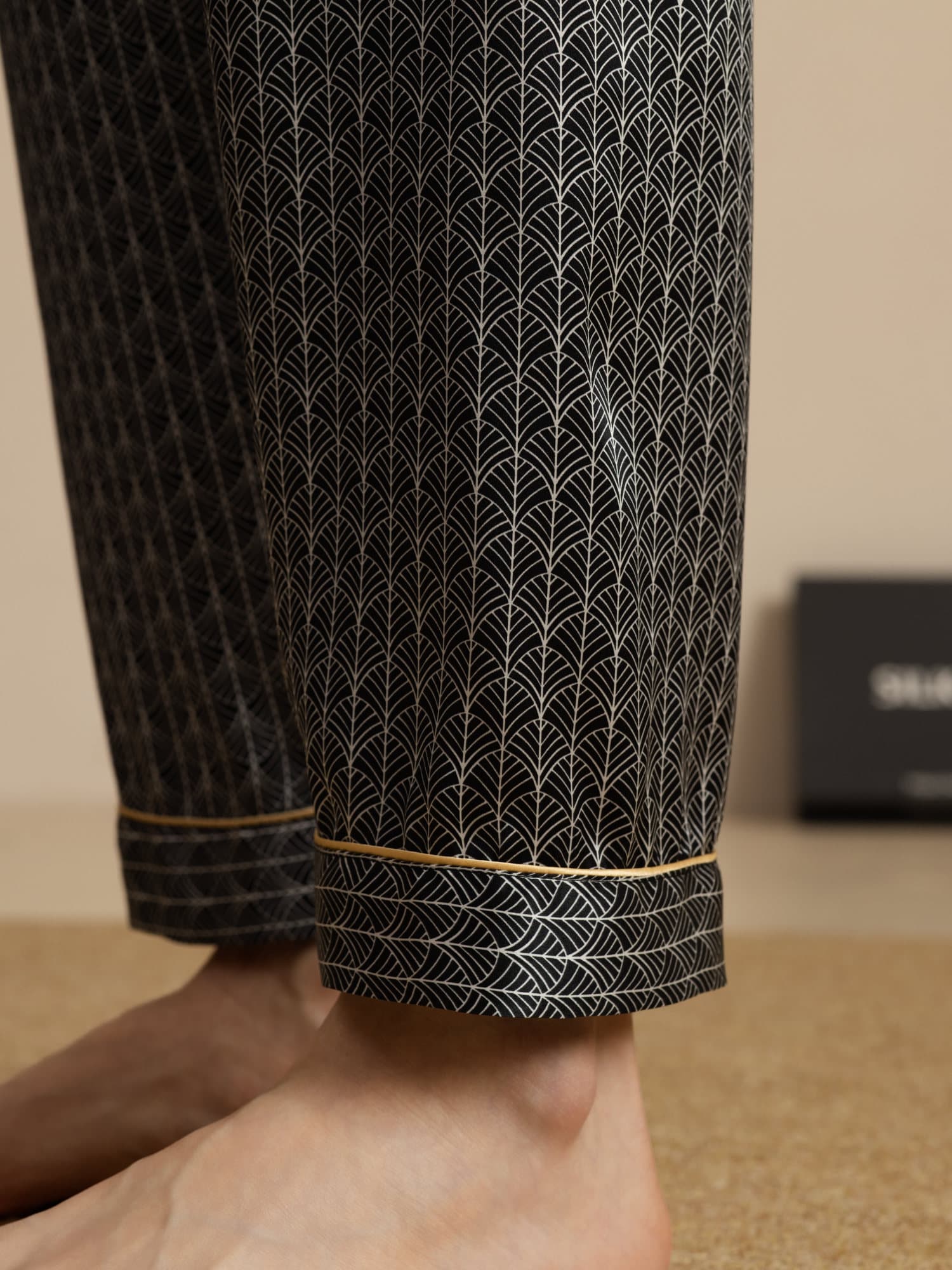 [Black Ginkgo] SilkSilky-UK Men's Sleep Shorts 004