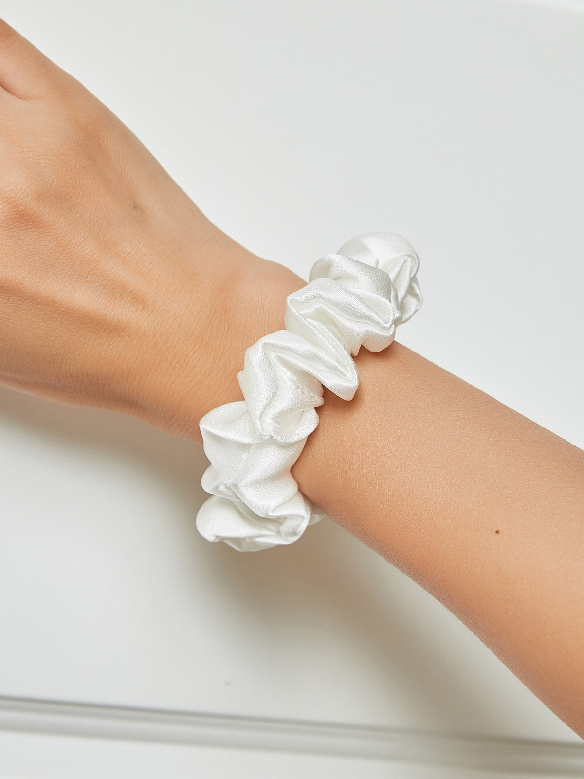 [White] SilkSilky-UK Pure Silk Scrunchie 001,
