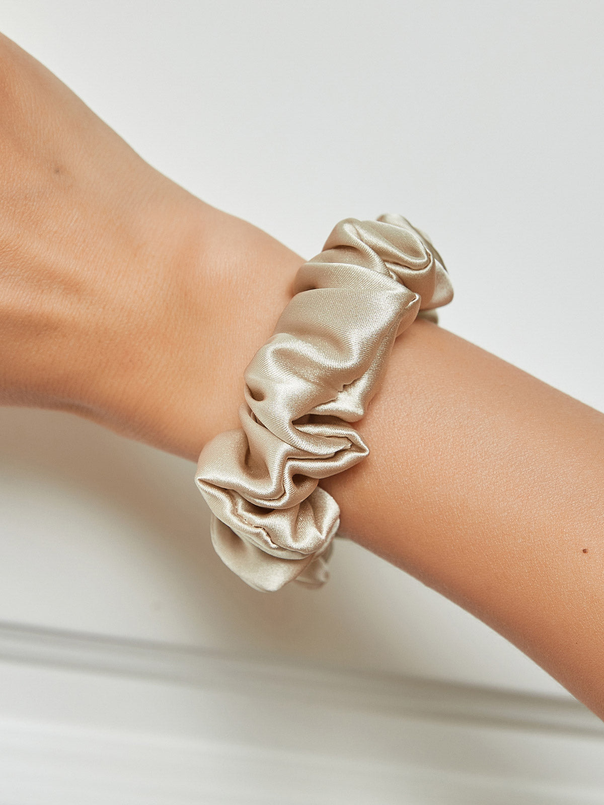 [Beige] SilkSilky-UK 19Momme Pure Silk Scrunchie 001