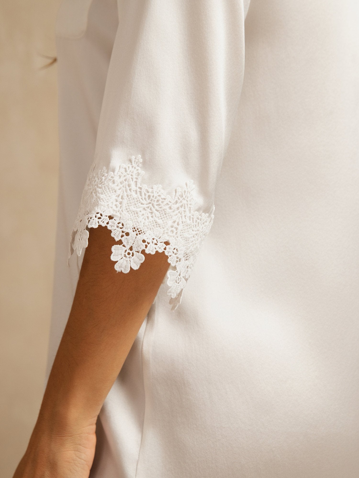 [White] SilkSilky-UK Pure Silk Collar Nightshirt 004