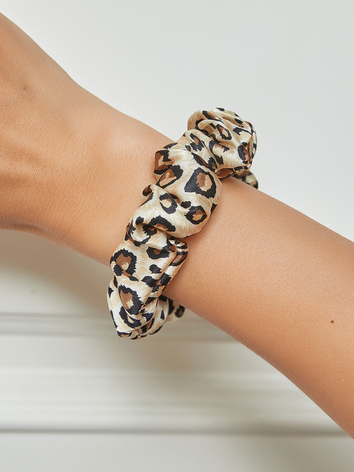 SilkSilky-UK 19Momme Pure Silk Scrunchie Leopard 001