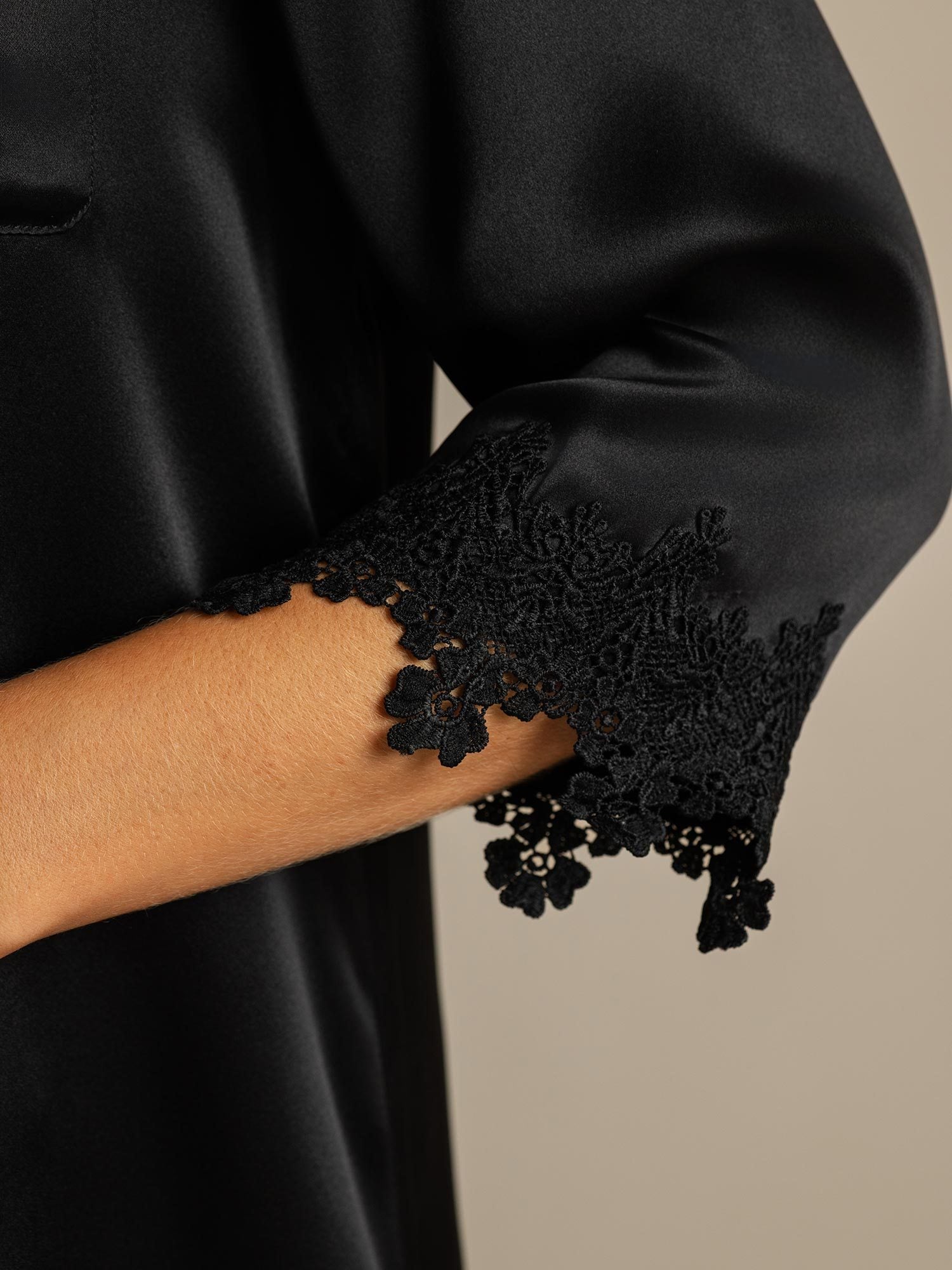 [Black] SilkSilky-UK Pure Silk Collar Nightshirt 005