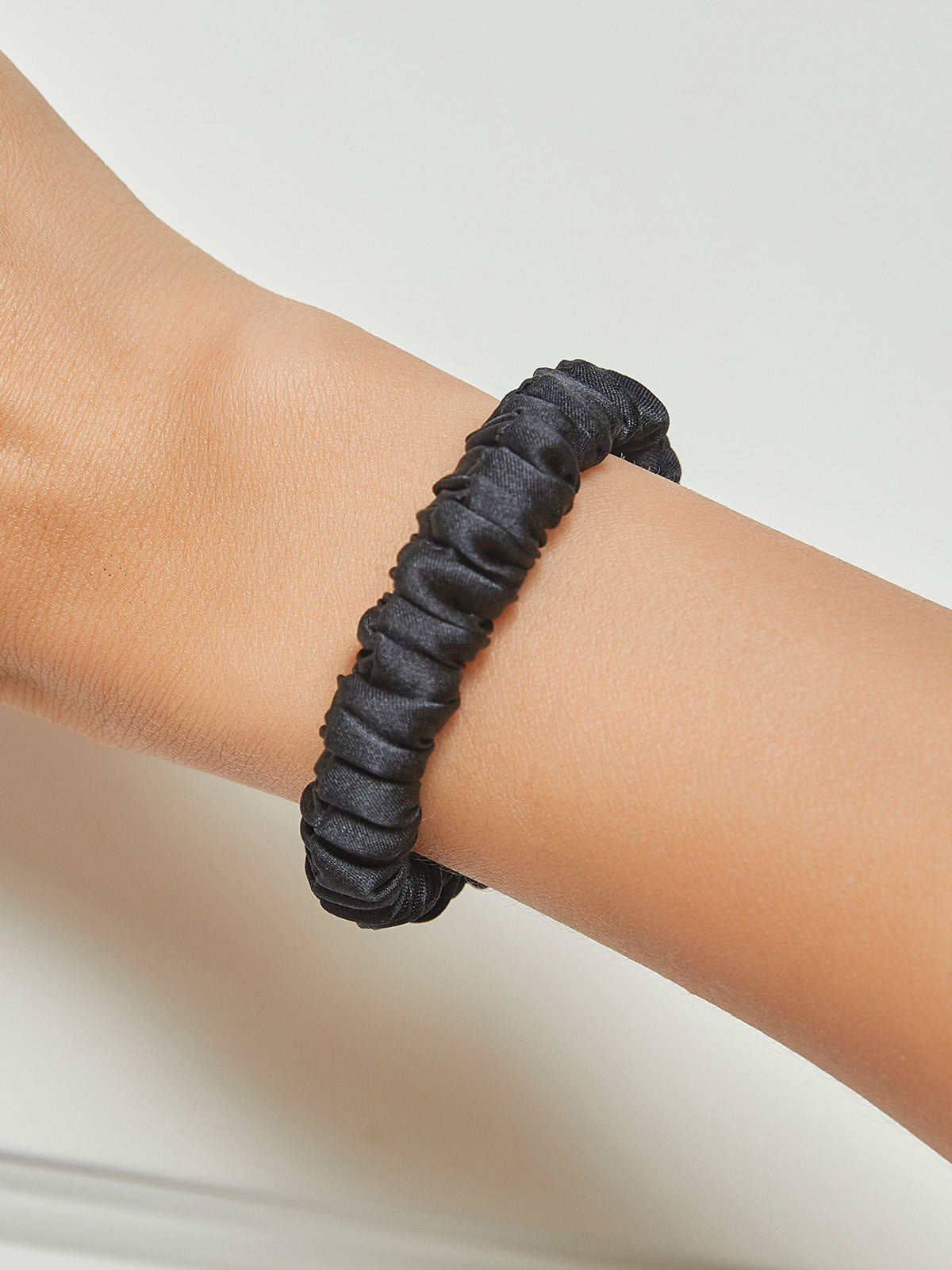 [Black] SilkSilky-UK 19Momme Pure Silk Scrunchie 001