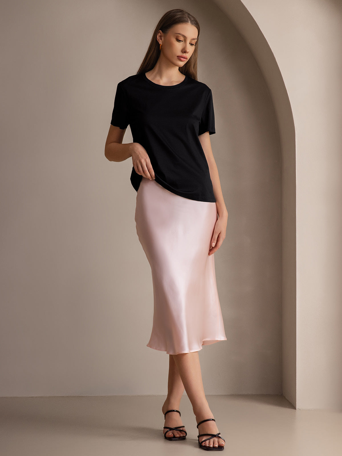 [Black] SilkSilky-UK Silk Knitted Short Sleeve Round Neck Women's T-Shirt 003