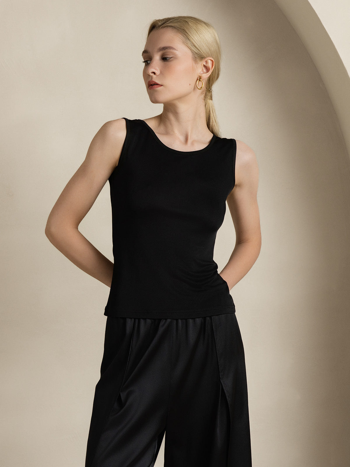 [Black] SilkSilky-UK Silk Knitted Sleeveless Round Neck Women's T-Shirt 006
