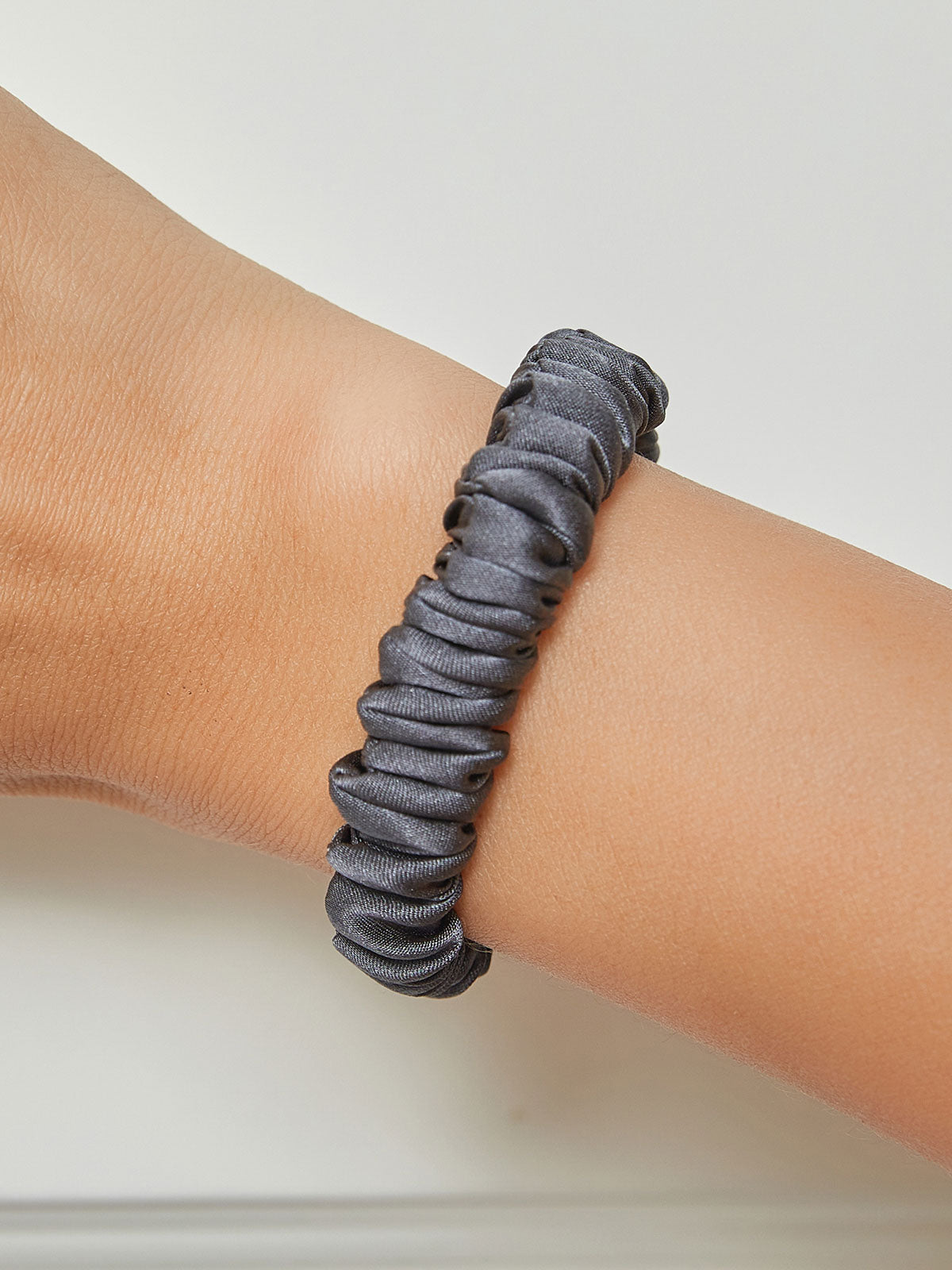 [Dark Gray] SilkSilky-UK 19Momme Pure Silk Scrunchie 001