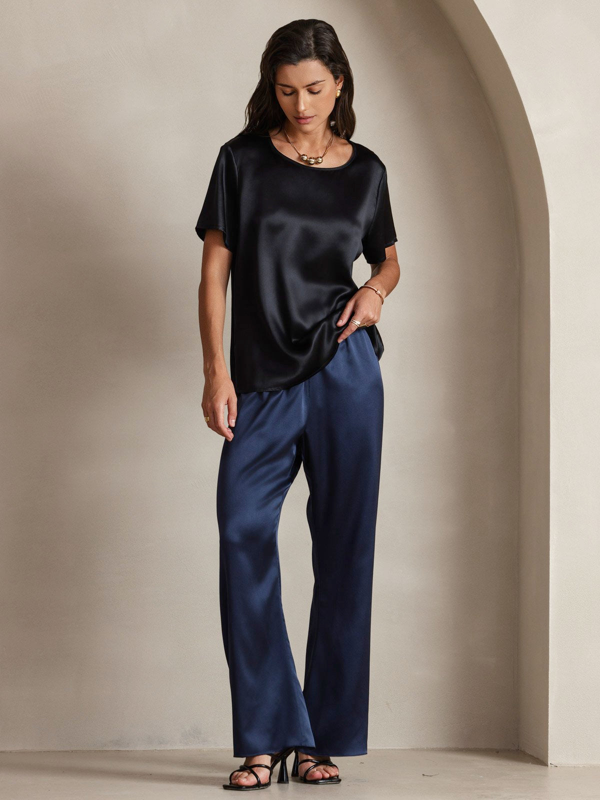 SilkSilky-UK Pure Silk Short Sleeve Round Neck Women's T-Shirt Black 006