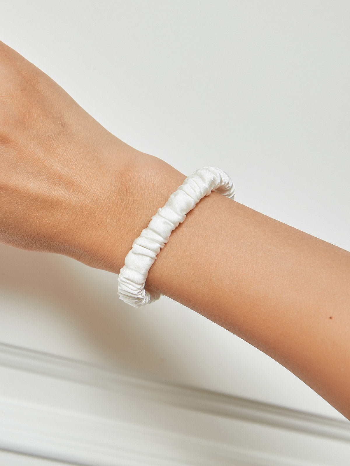 [White] SilkSilky-UK 19Momme Pure Silk Scrunchie 001