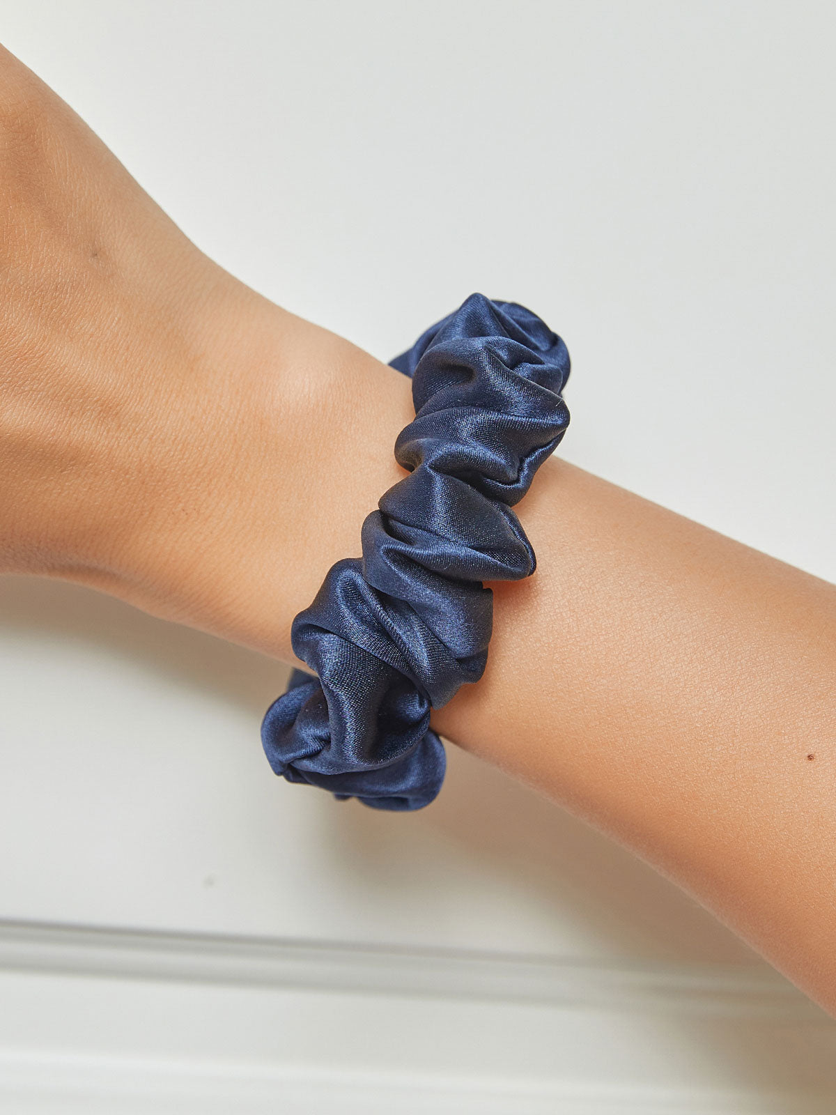 SilkSilky-UK 19Momme Pure Silk Scrunchie DarkBlue 001