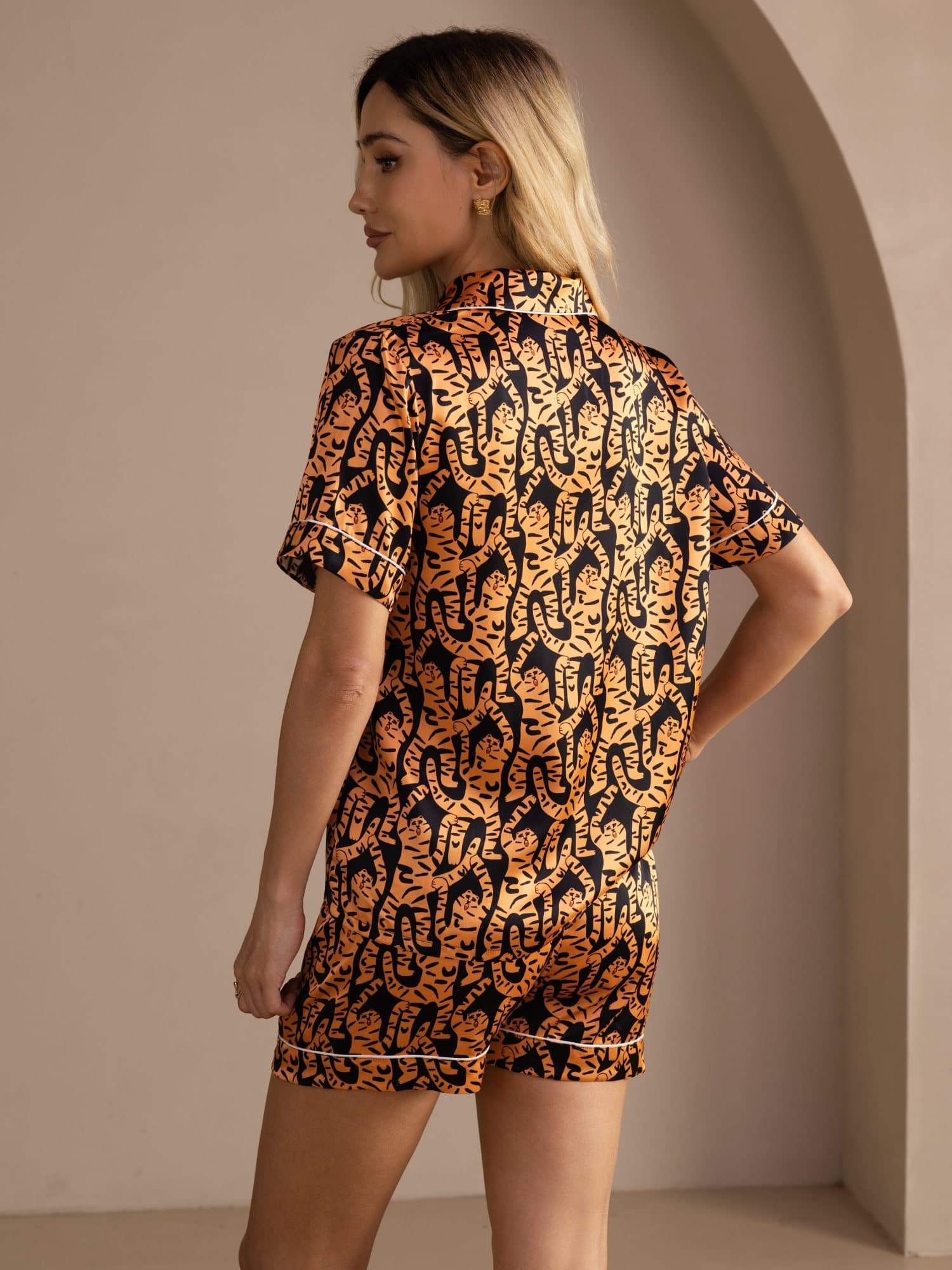 [Black Tiger] SilkSilky-UK Short Sleeve Lapel Collar Women's Pyjamas 002