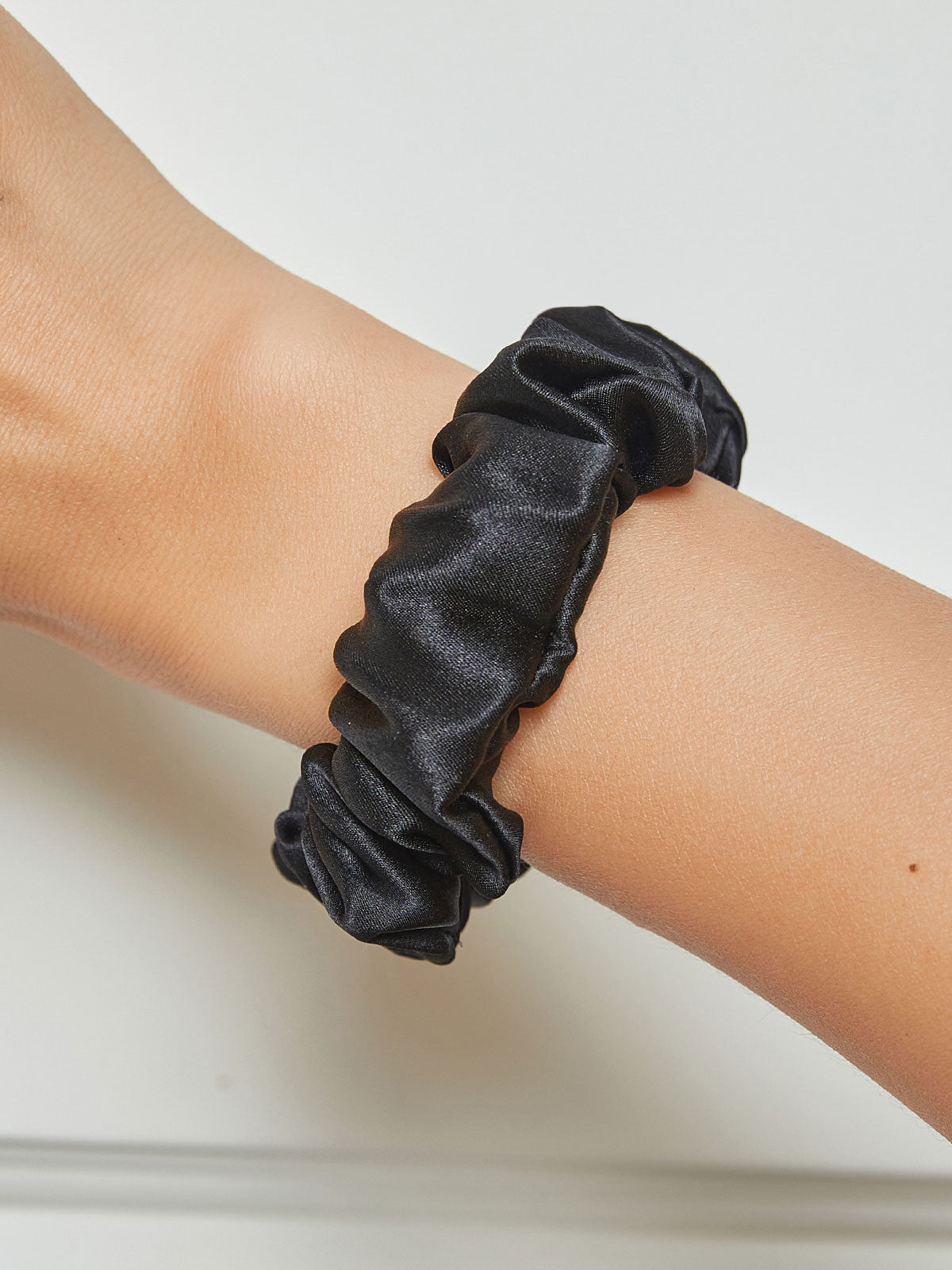 SilkSilky-UK 19Momme Pure Silk Scrunchie Black 001