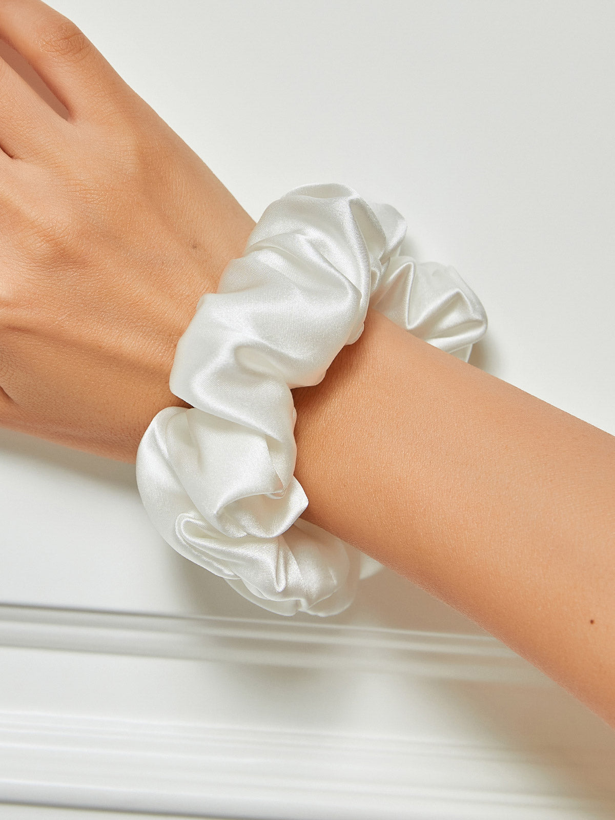 SilkSilky-UK 19Momme Pure Silk Scrunchie White 001