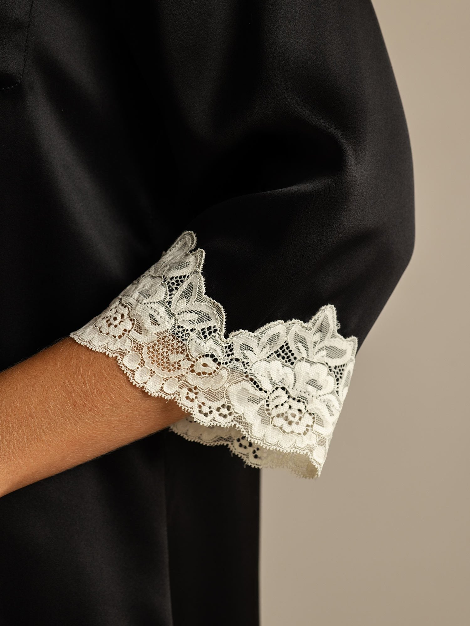 [Black] SilkSilky-UK Pure Silk Collar Nightshirt 005