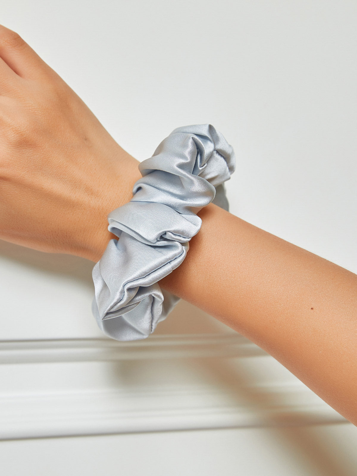 SilkSilky-UK 19Momme Pure Silk Scrunchie Silver 001