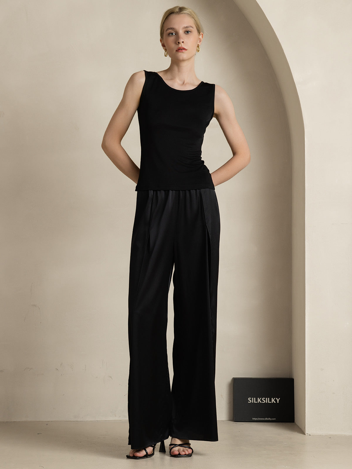 [Black] SilkSilky-UK Silk Knitted Round Neck Women's T-Shirt 007