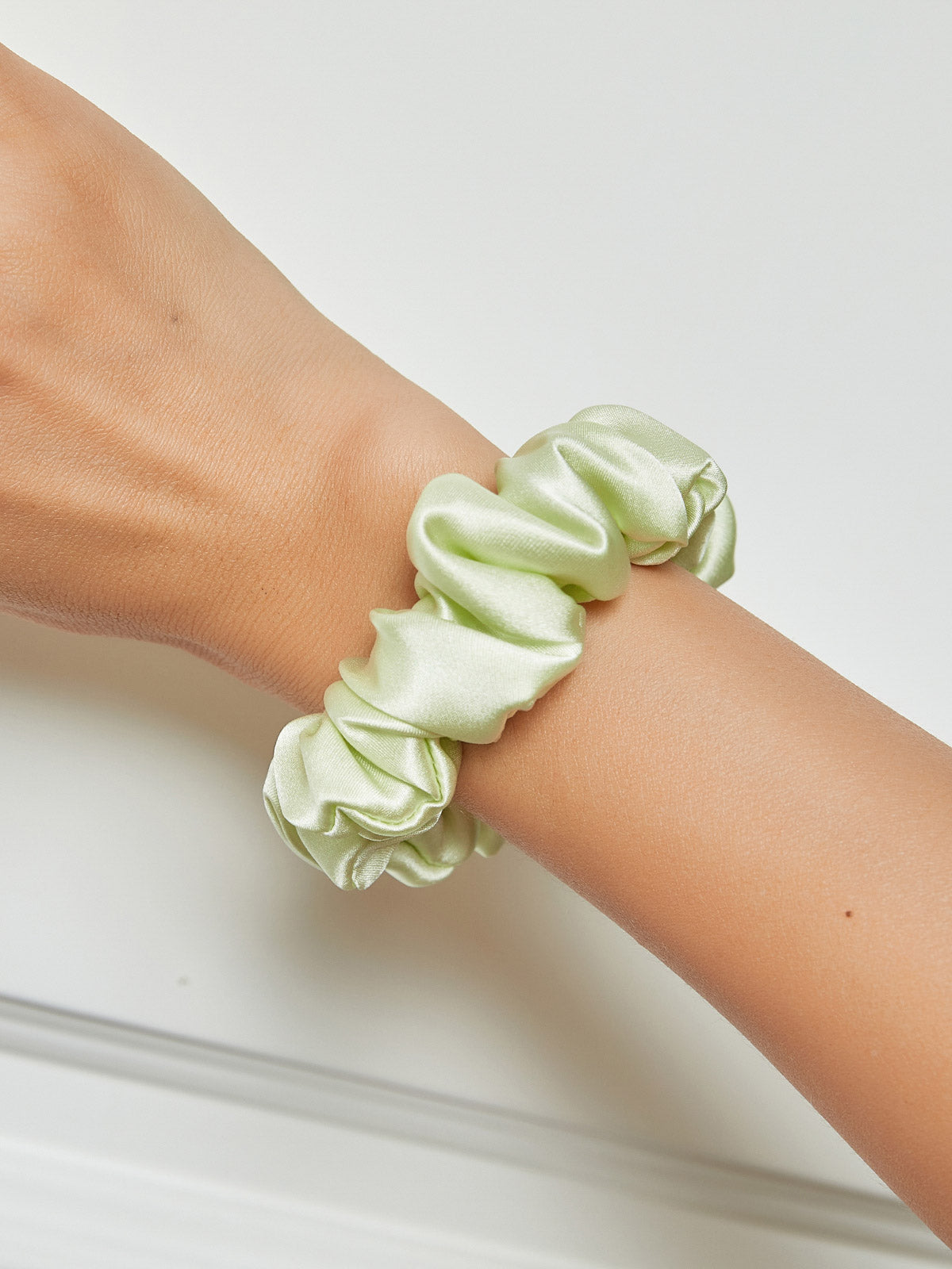 SilkSilky-UK 19Momme Pure Silk Scrunchie LightGreen 001