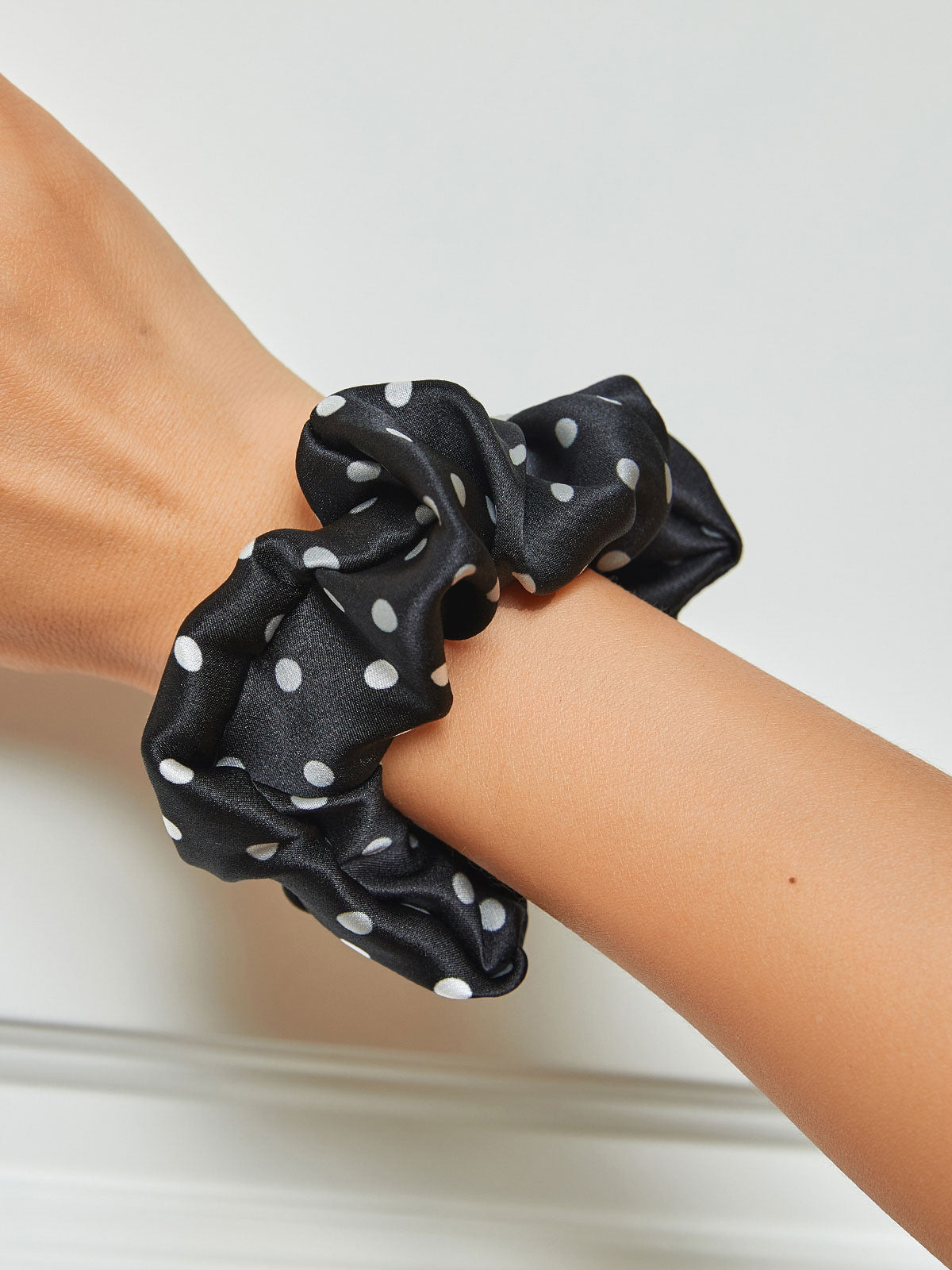 [Black] SilkSilky-UK 19Momme Pure Silk Scrunchie 001